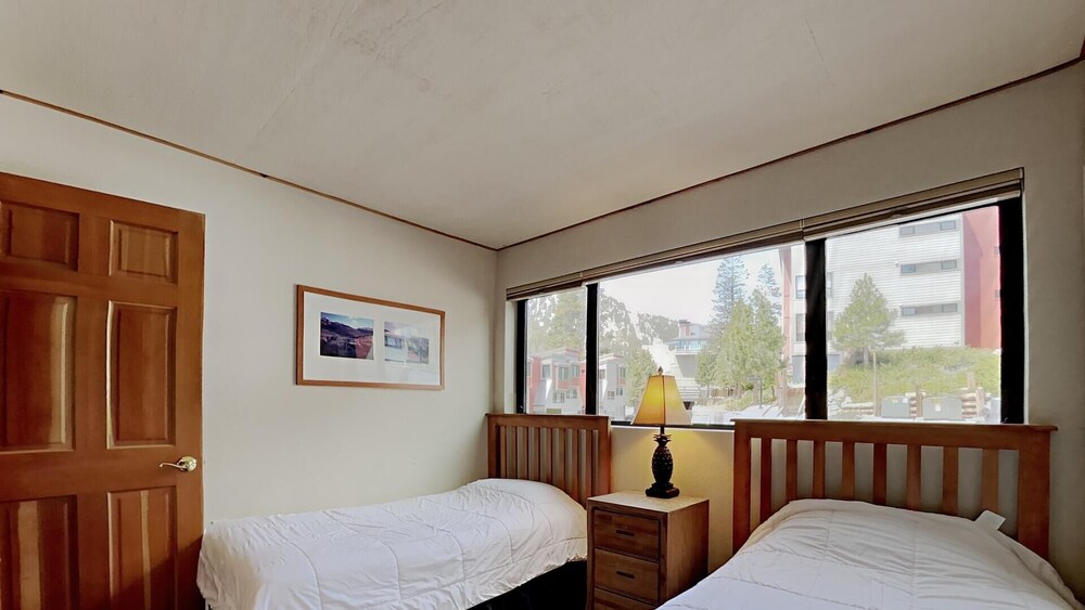 3 Outdoor Spas, Pool, Sauna and Free WiFi and Parking - Unit 531 at 1849 Condos - Slopeside by RedAwning