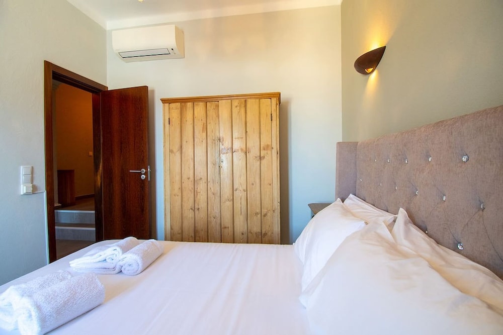 12a Travessa da Nau Modernised yet Traditional h