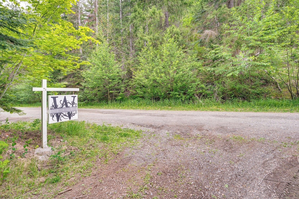 Deck & Fire Pit: Yakima River Retreat in Cle Elum