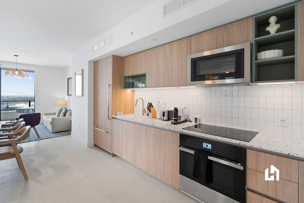 Stylish Apartments with Partial Ocean Views in Downtown
