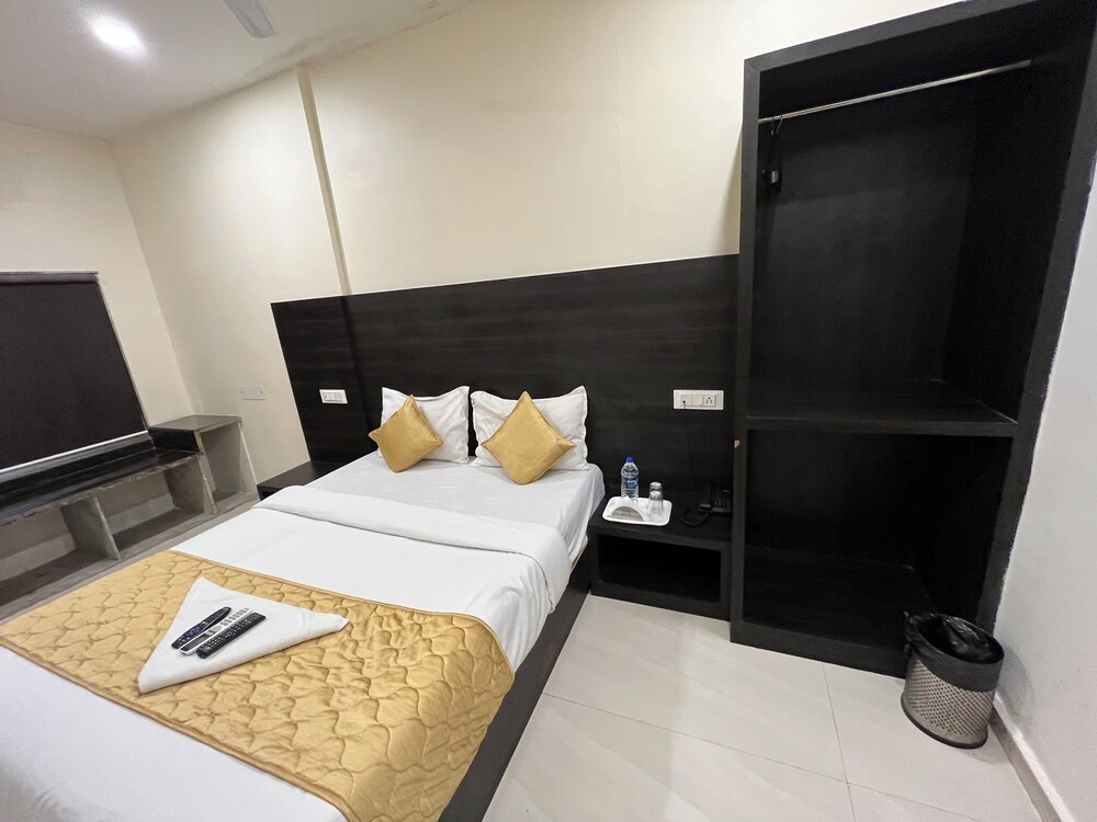 Mumbai Vacations - Hotel Wind Flower Regency - Near Kokilaben Hospital - Property Image 19