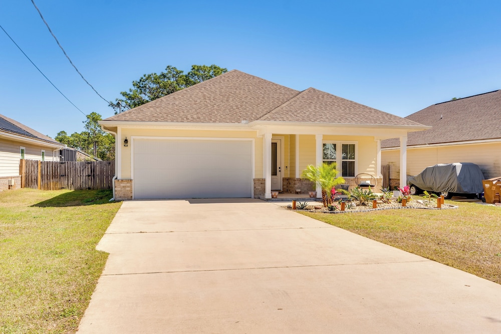 2 Mi to Beach: Bright Navarre Home w/ Fire Pit!