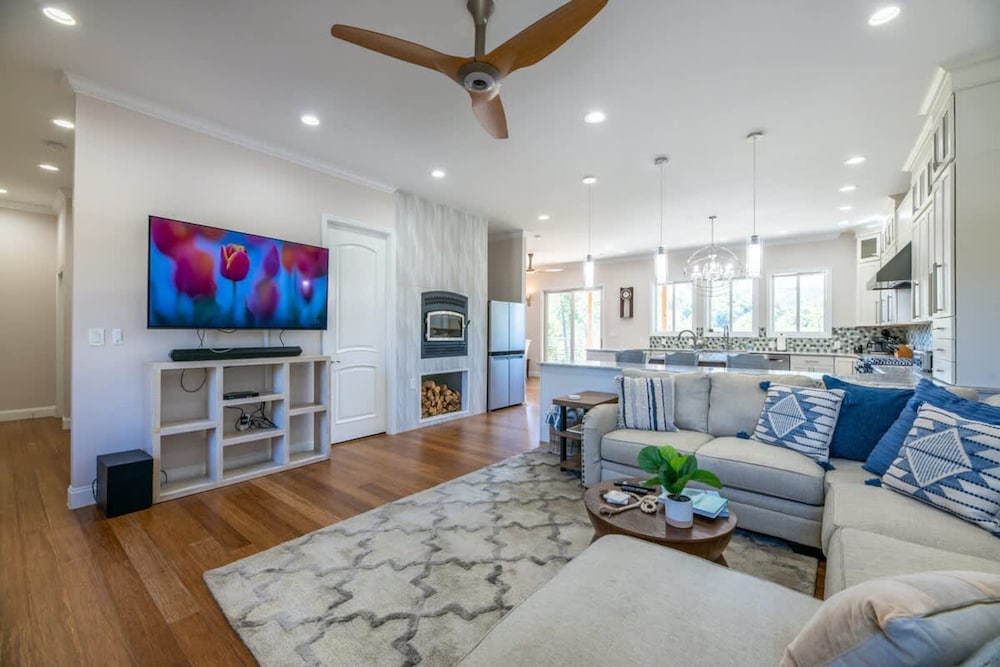 Sleeps12 Pet Friendly 2 Hottubs Views Full Kitchen