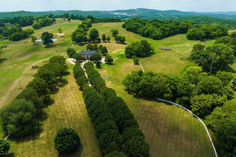 Majestic Manor-private Hundred Acre Yard-pool/spa
