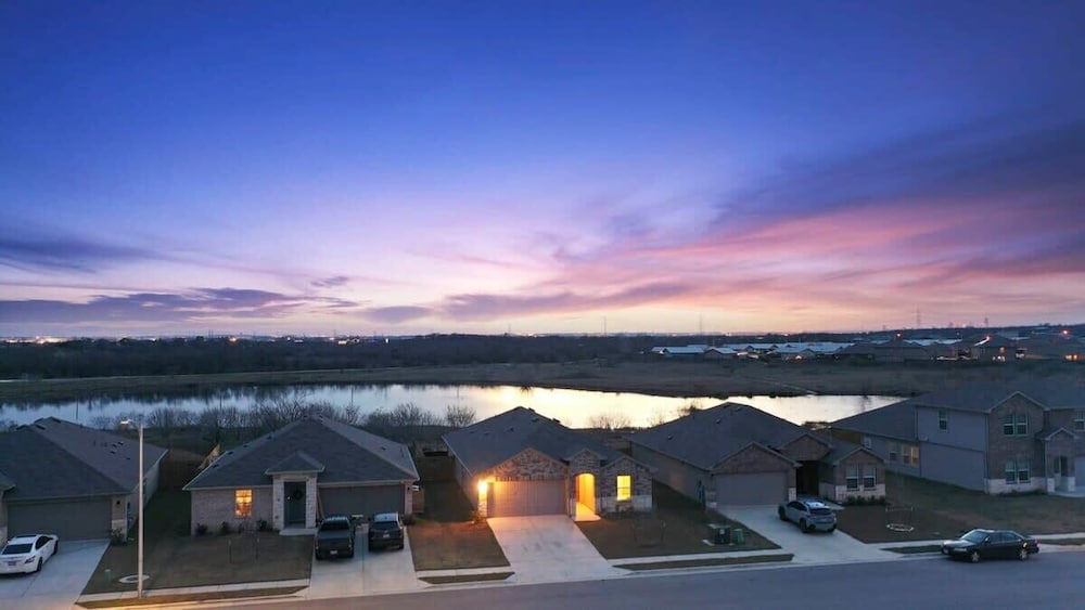 @ Marbella Lane - Amazing 4BR Lakeview Home