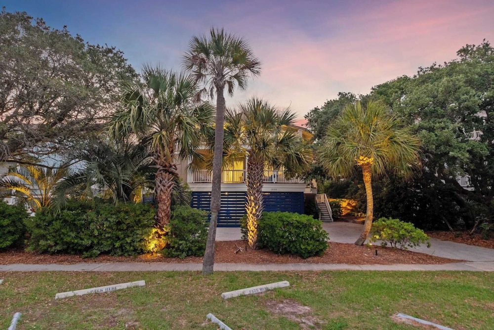 Private Pool, Putting Green & Steps to Isle of Palms Beach Paradise on Palm