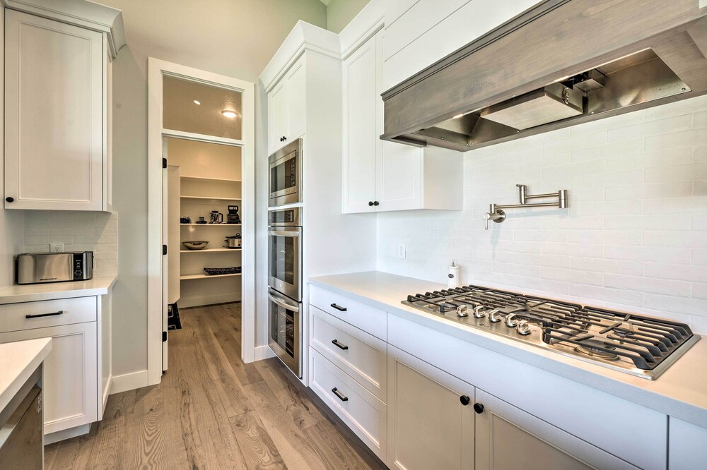 Modern Group-friendly Home, 15 Mi to Downtown Slc! view 3