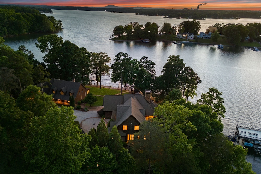 Sunset Shores Resort The Grand House by Avantstay