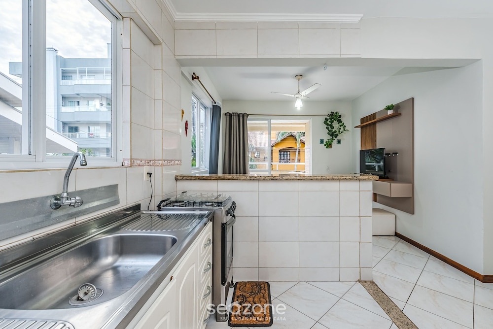2BR apt W/balcony 220m Bombas Fdl103