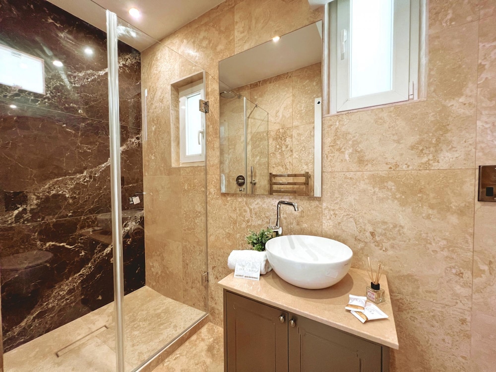 Local Gem Spacious 2BR 2BA Duplex Apartment