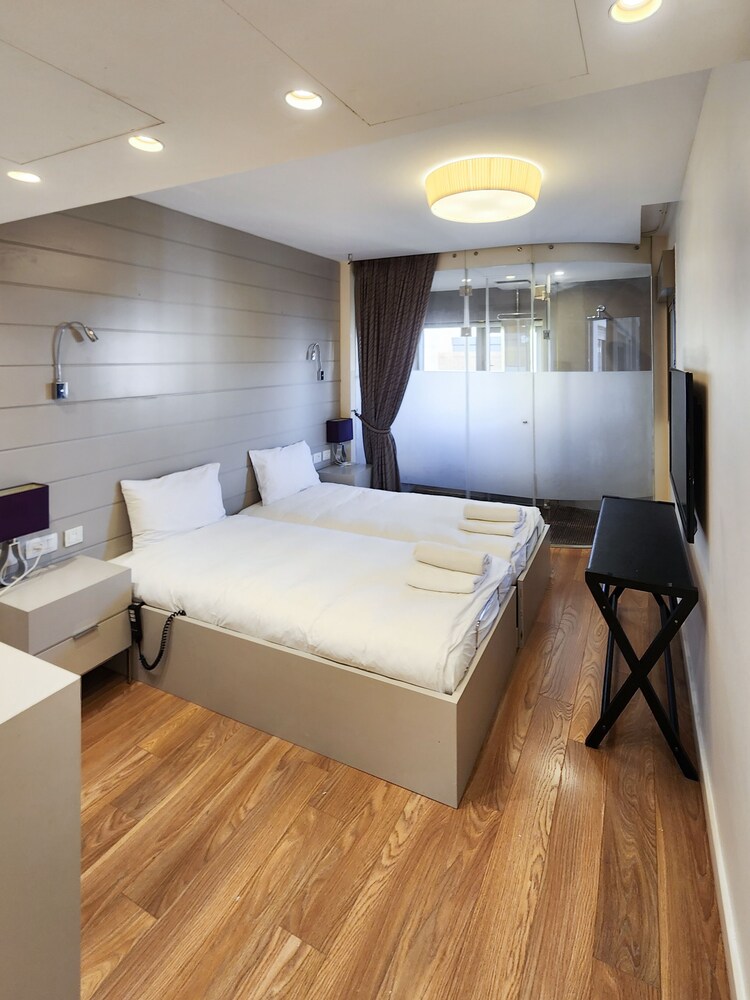 Holiday Luxury Home by FeelHome view 3
