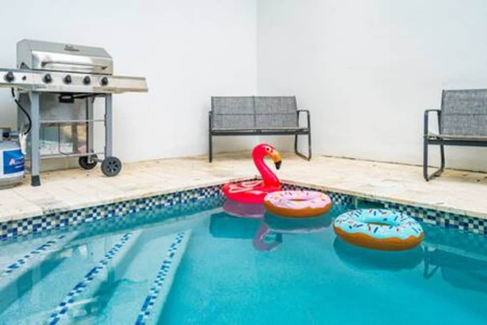 3282 SW 28th St Private Pool 4BD 2 5BA Parking Laundry Wi-fi