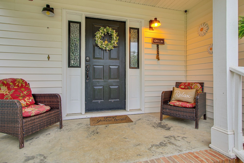 3 Mi to Marina: Quiet Getaway w/ Deck in Lexington