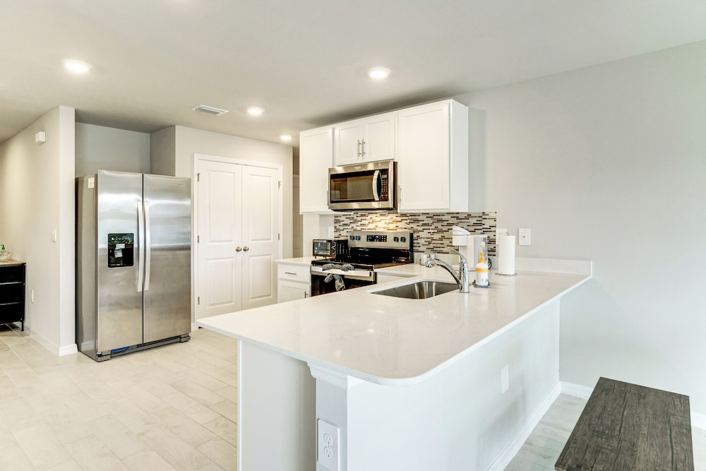 3 Mi to Port Charlotte Beach Park: Home w/ Patio!