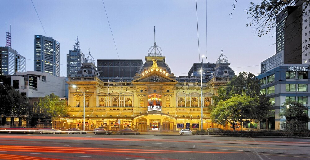 Unwind in Style at Melbourne's Historic Art Deco Apartment With Pool Gym Carpark