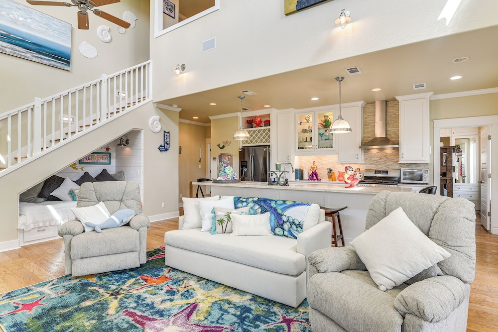 2 Blocks to Shore: Crystal Beach House w/ Yard!