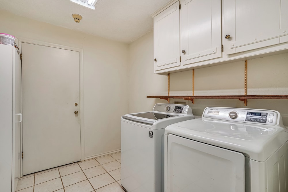 Karaoke Ready! Fort Worth Area Home w/ Pool