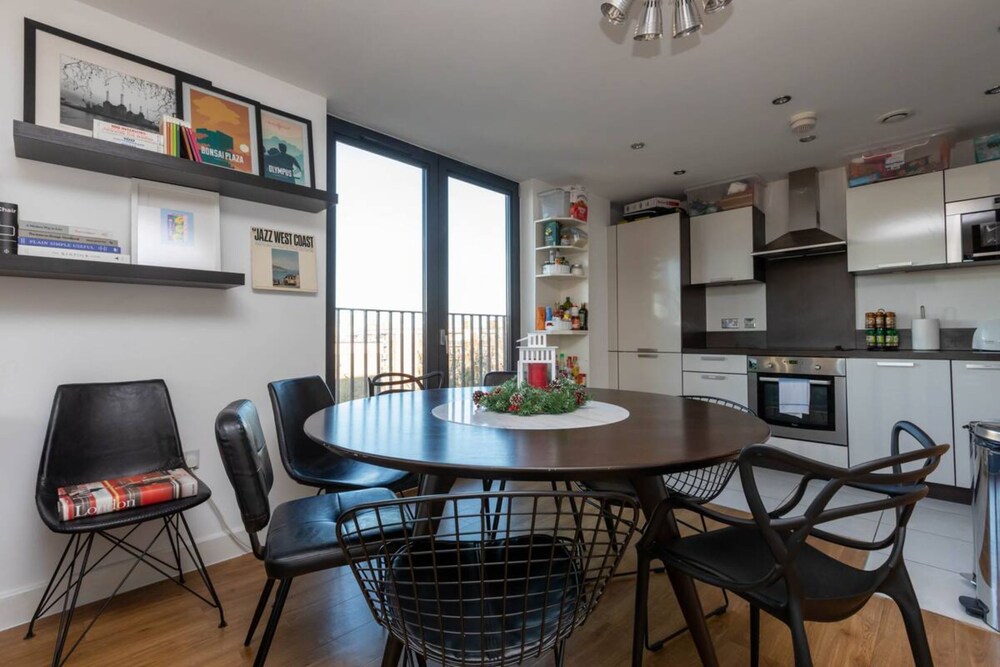 Stylish 2 Bedroom Flat in Canada Water