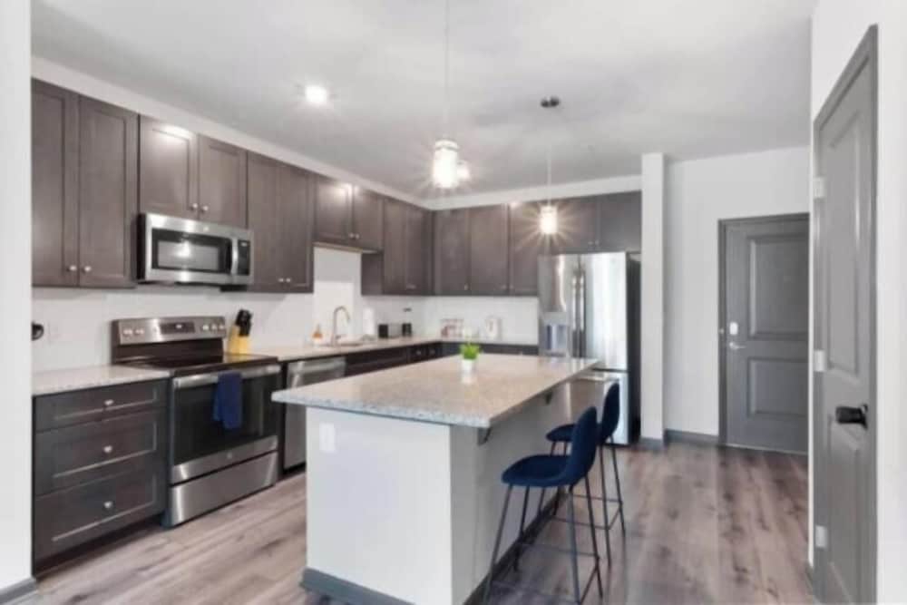 Luxe King 2BR Suite in North Raleigh