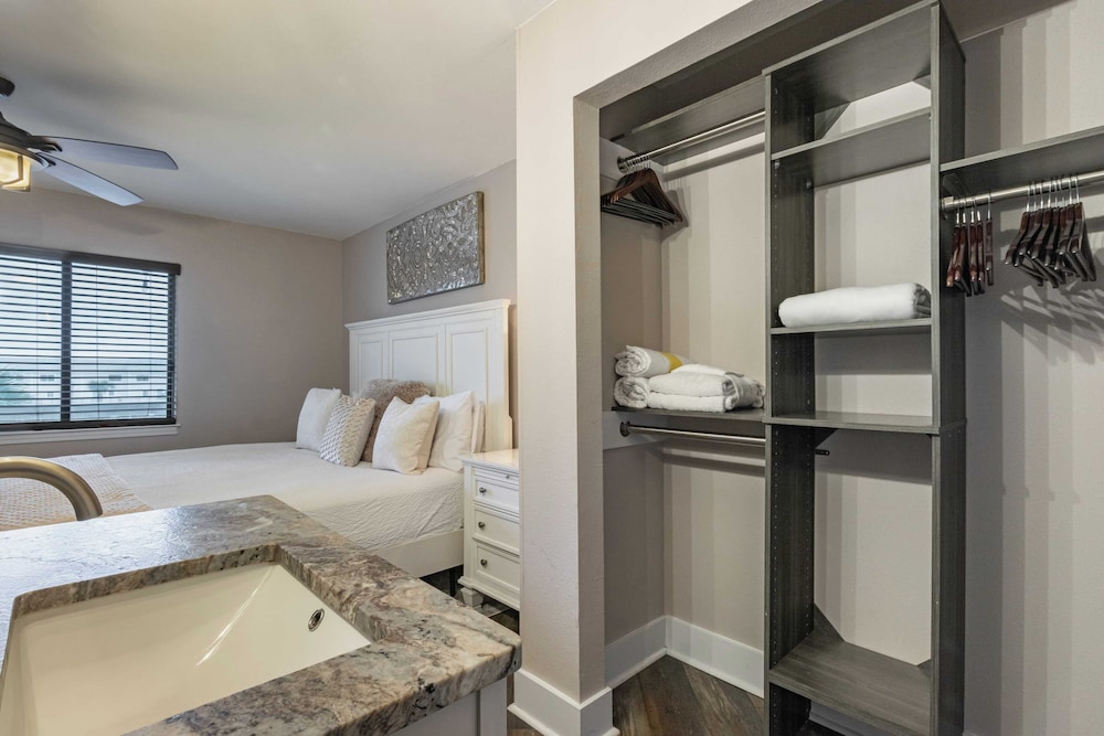 2 Condos, Steps to the Beach Pool+hot Tub, Balcony Lounge Triton & Sea Haven