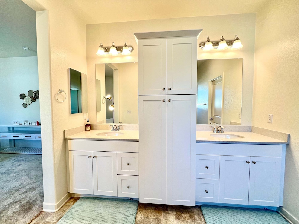 Sunny Stylish Near LA 4BR Home w Desks Lounge