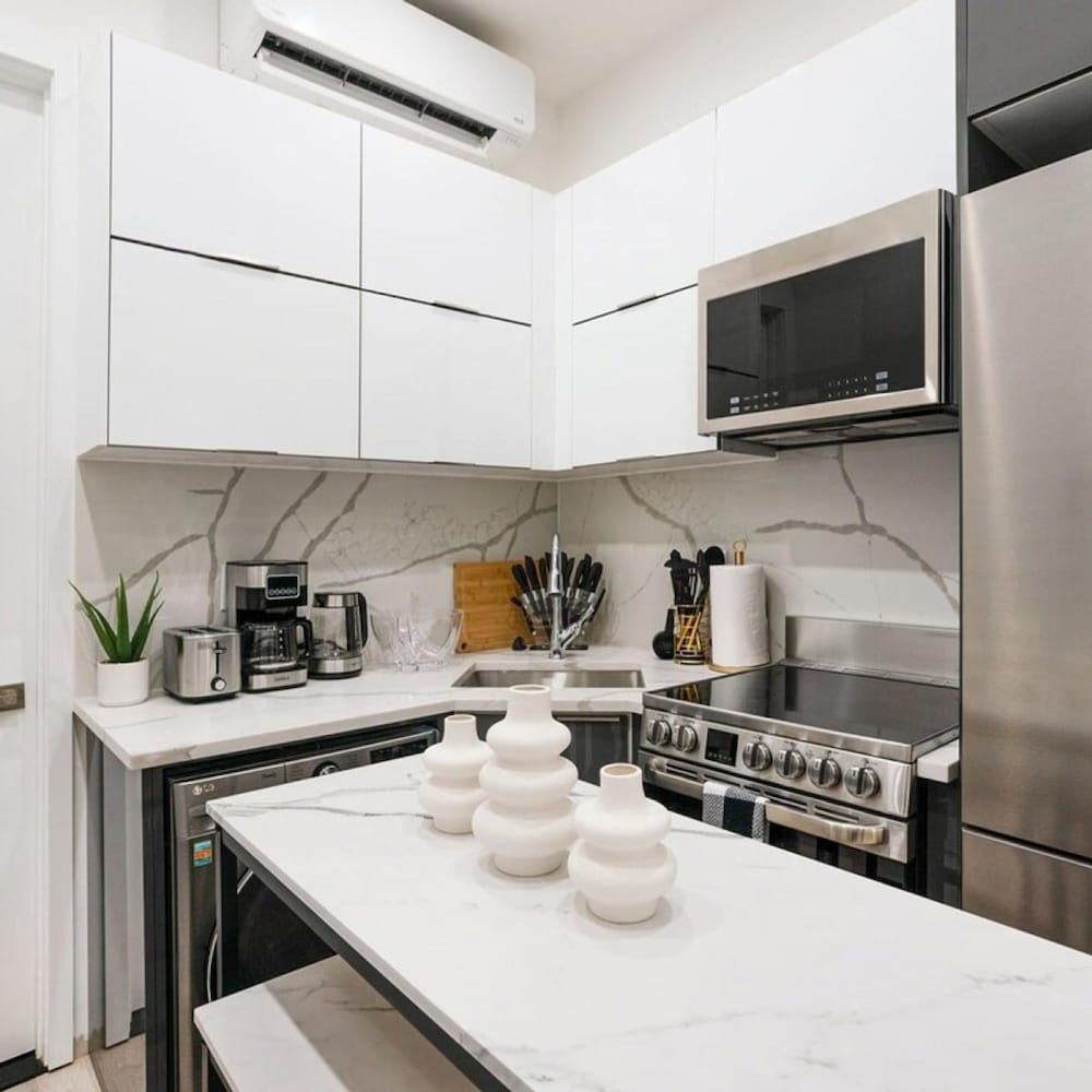 317-1b Modern 1Br UES W D