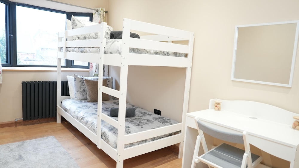 Charming London House - Sleeps 4 & Outdoor Space