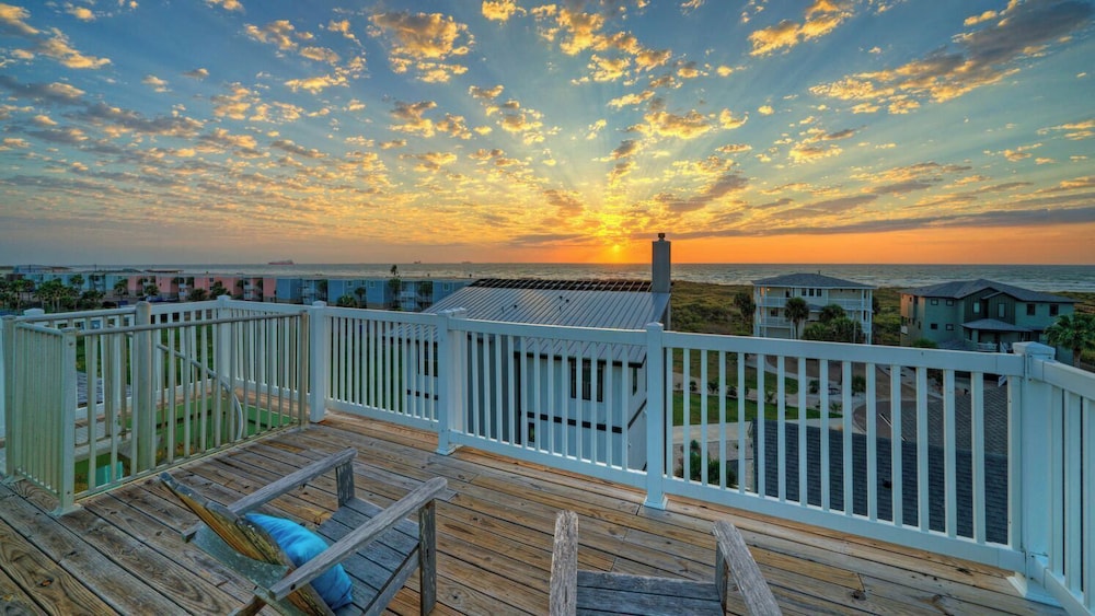 Walk to the Beach Ocean Views, Balcony Dining & Open Living Beachview 54 by Avantstay