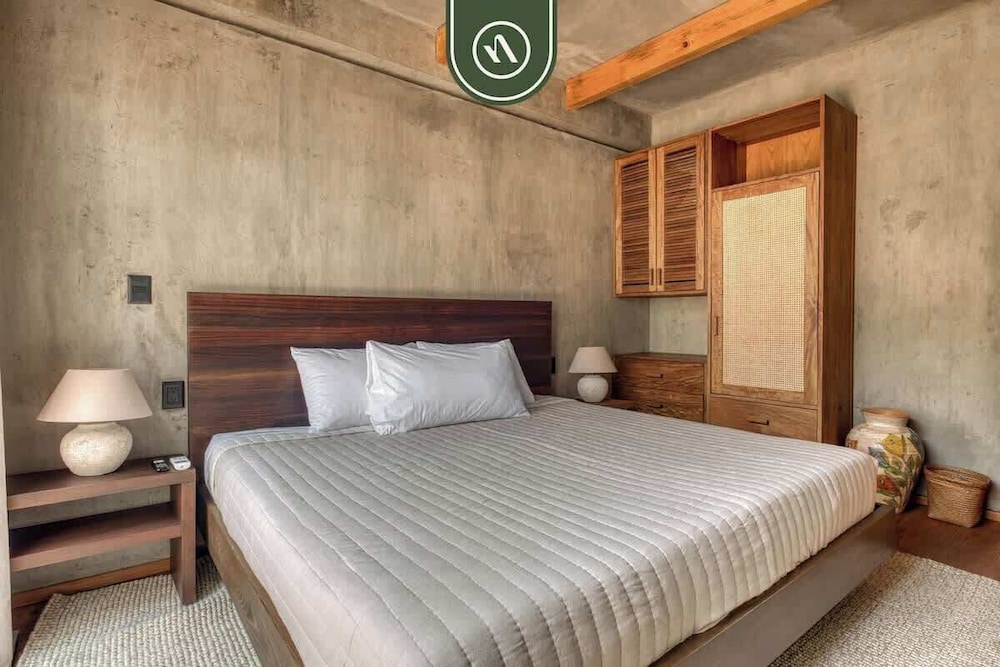 Luxury 2 BR Condo in Downtown - AC - Peaceful
