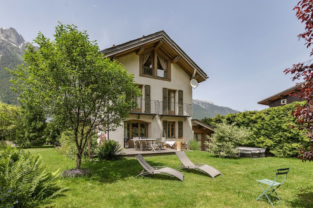 Chalet Les Tissourds 4 Central hot tub