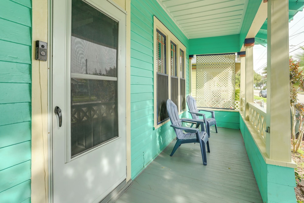 Charming Galveston Cottage - 2 Blocks to Ocean! view 5