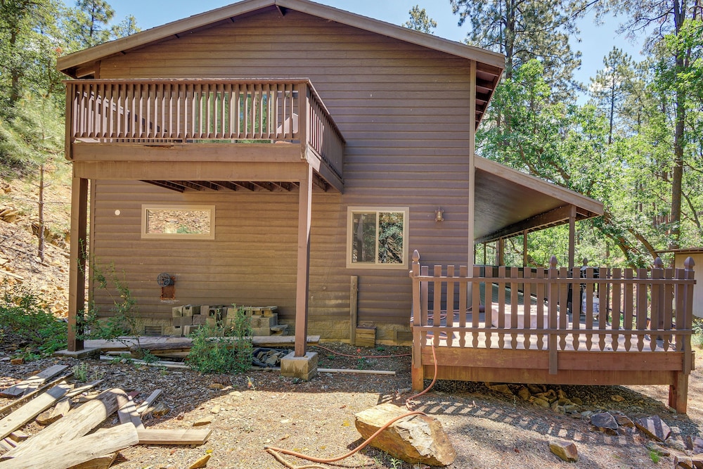 6 Mi to Mt Union: Peaceful Cabin w/ Deck