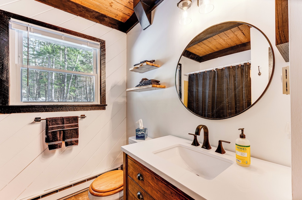 2 Mi to Conway: Cozy Cabin w/ Grill & Yard!