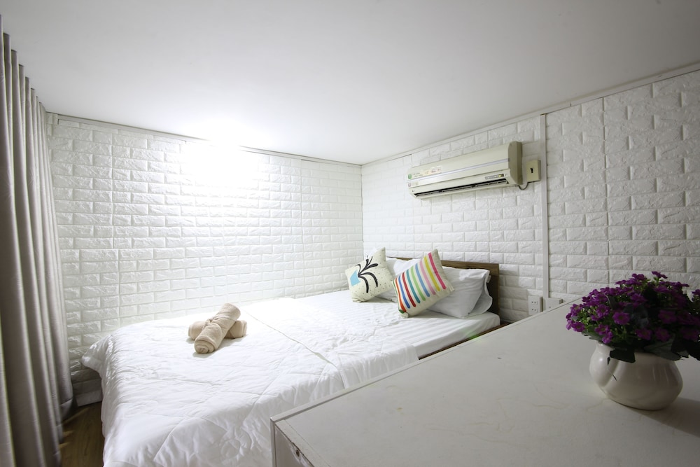 Smiley Apartment 13 - Adults Only