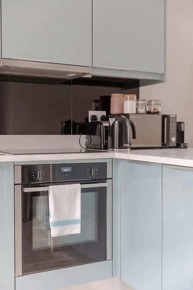 Chic 1BD Flat W/patio - 2 Mins From Baron's Court!