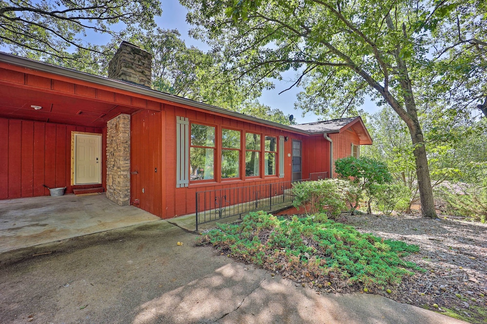 Dog-friendly Bella Vista Home w/ Grill + Deck view 3