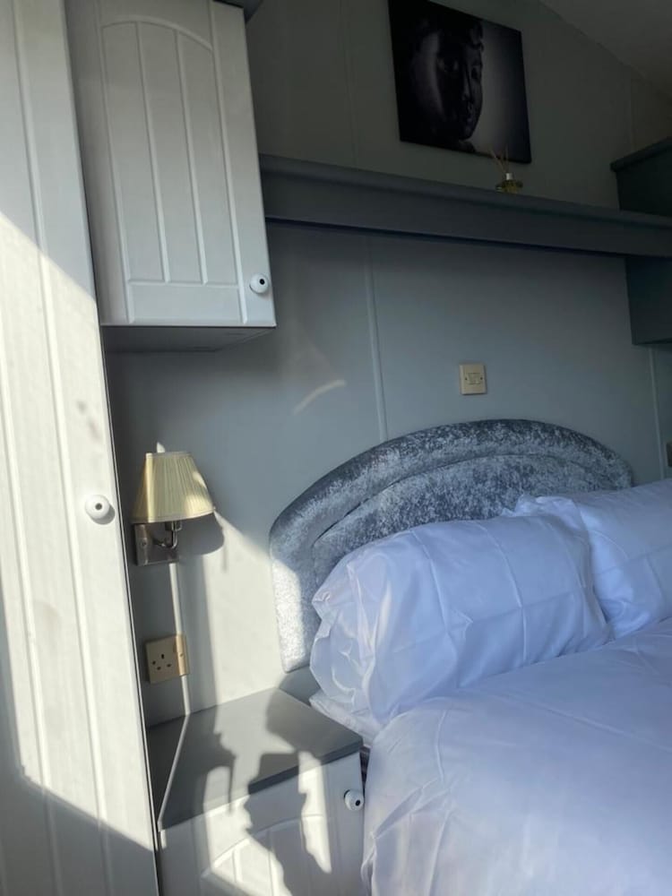 Immaculate 2-bed Static Caravan Near the Lake view 3