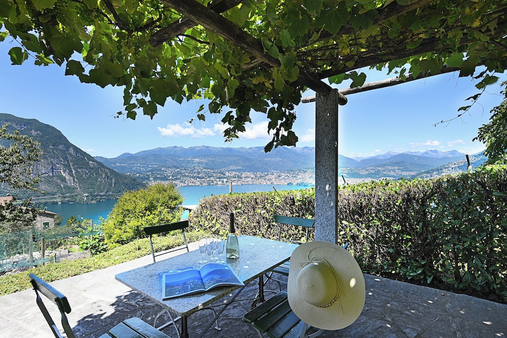 Romantic Lake View With Garden