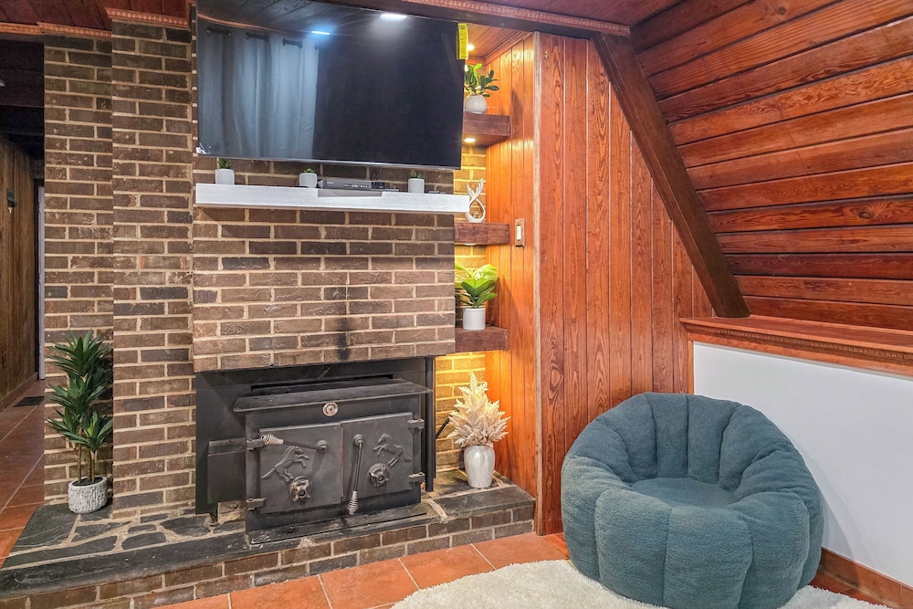 Hot Tub, Fire Pit & Patio: A-frame Stafford Cabin