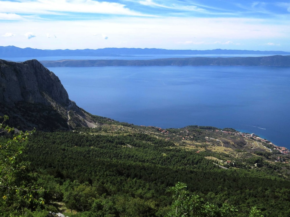 Luxurious Holiday Home in Makarska with Hot Tub view 3
