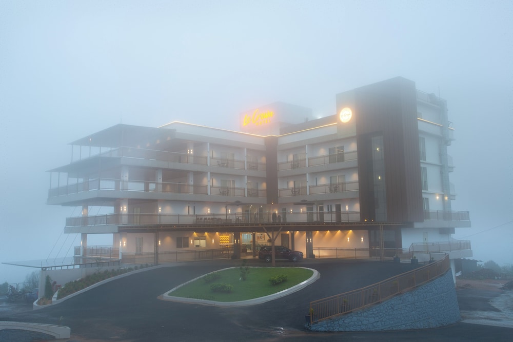 Le Crown Hotel