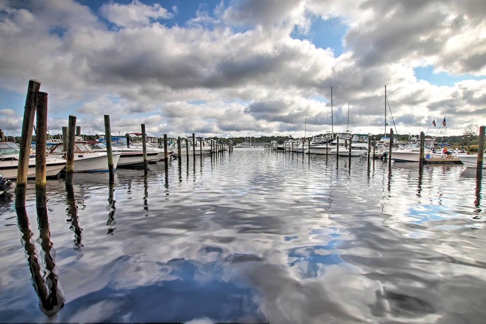 Walk to Pawcatuck River: Family-friendly Home! view 4