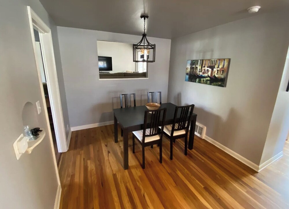 Urban Nest Garage, Sunroom & Fenced Yard