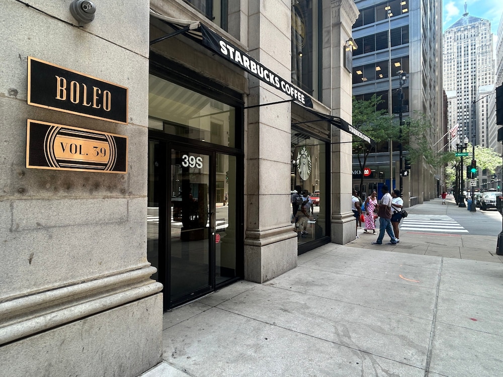 Urban Retreat 2BR Resort Amenities Downtown