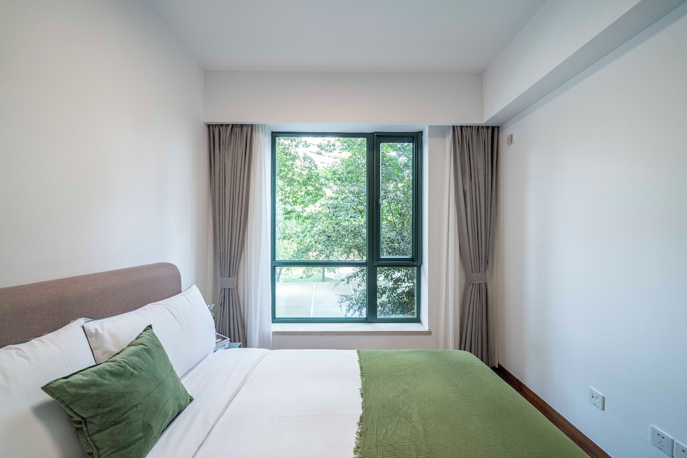 Tyms 2BR APT Lujiazui Renheng Riverside