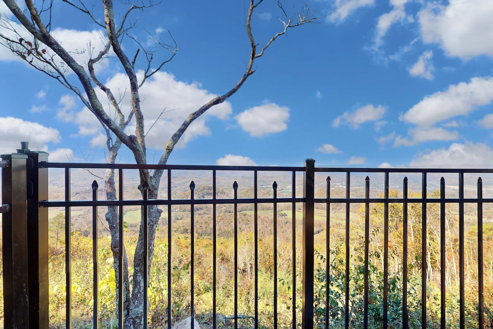 3 BR Home: Dog Friendly w/ Scenic Views & Pool