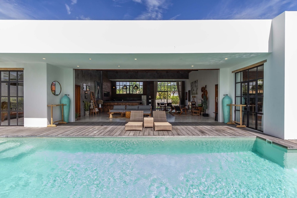 Villa Maje by Alfred in Bali - Tropical 3BD Villa w Pool Near Batu Belig Beach