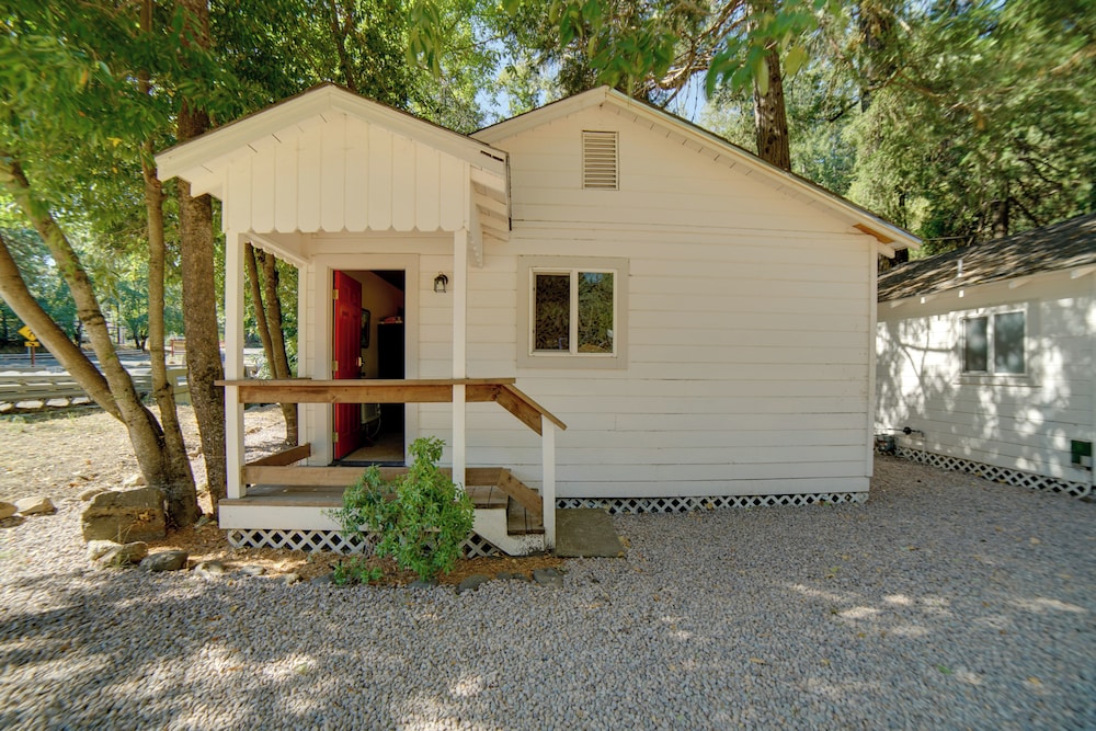Golf & Hike: Cobb Mountain Cabin in Scenic Forest!