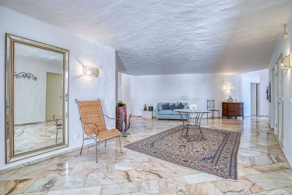 Golfinhos Magnificent Spacious 5 Bedroom Villa