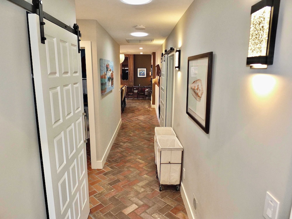 Naples Luxury Retreat - 3 BDR Stay for 6 With Rooftop Patio